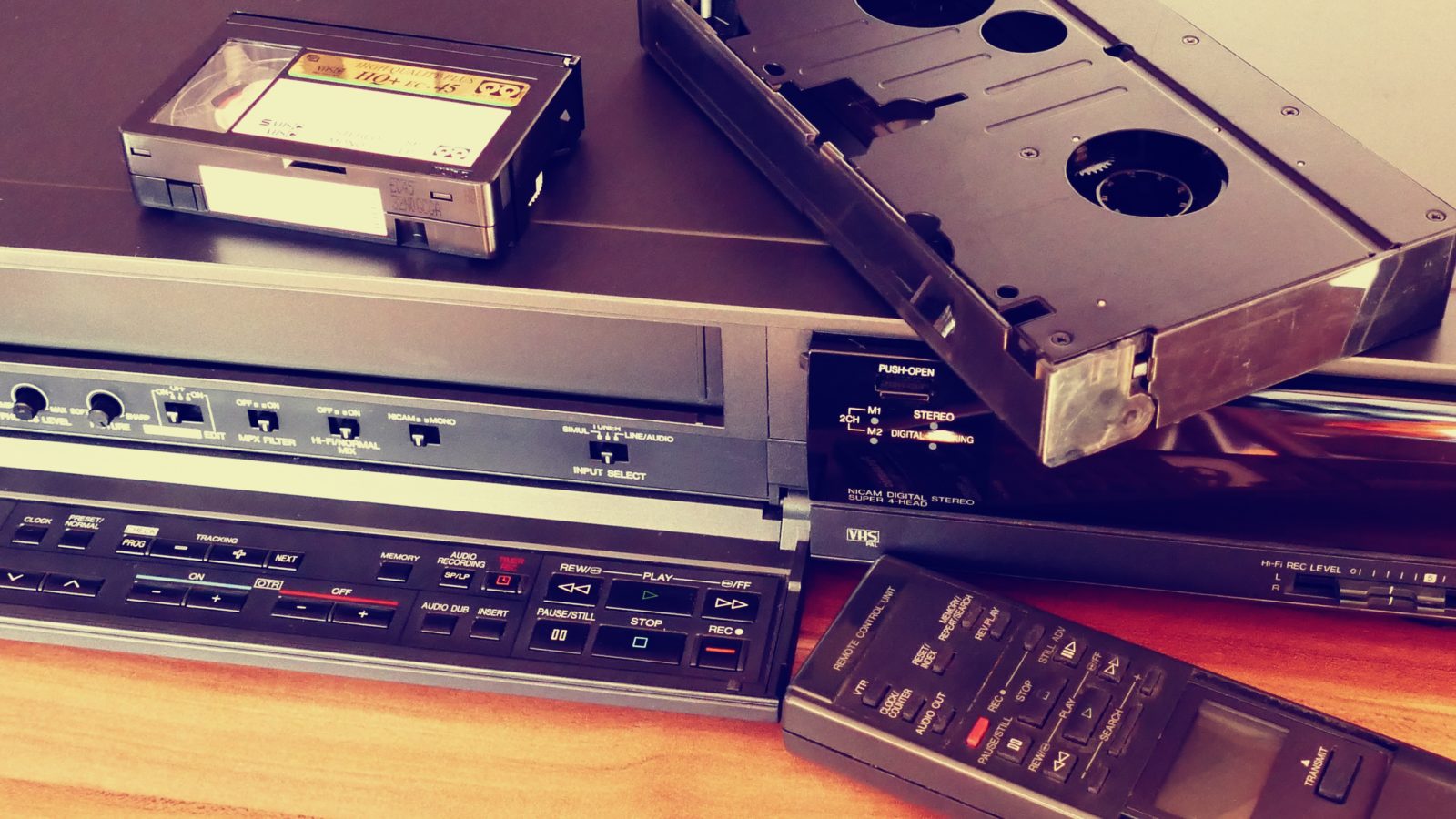 classic-phonograph-record-retro-157540-1600x900